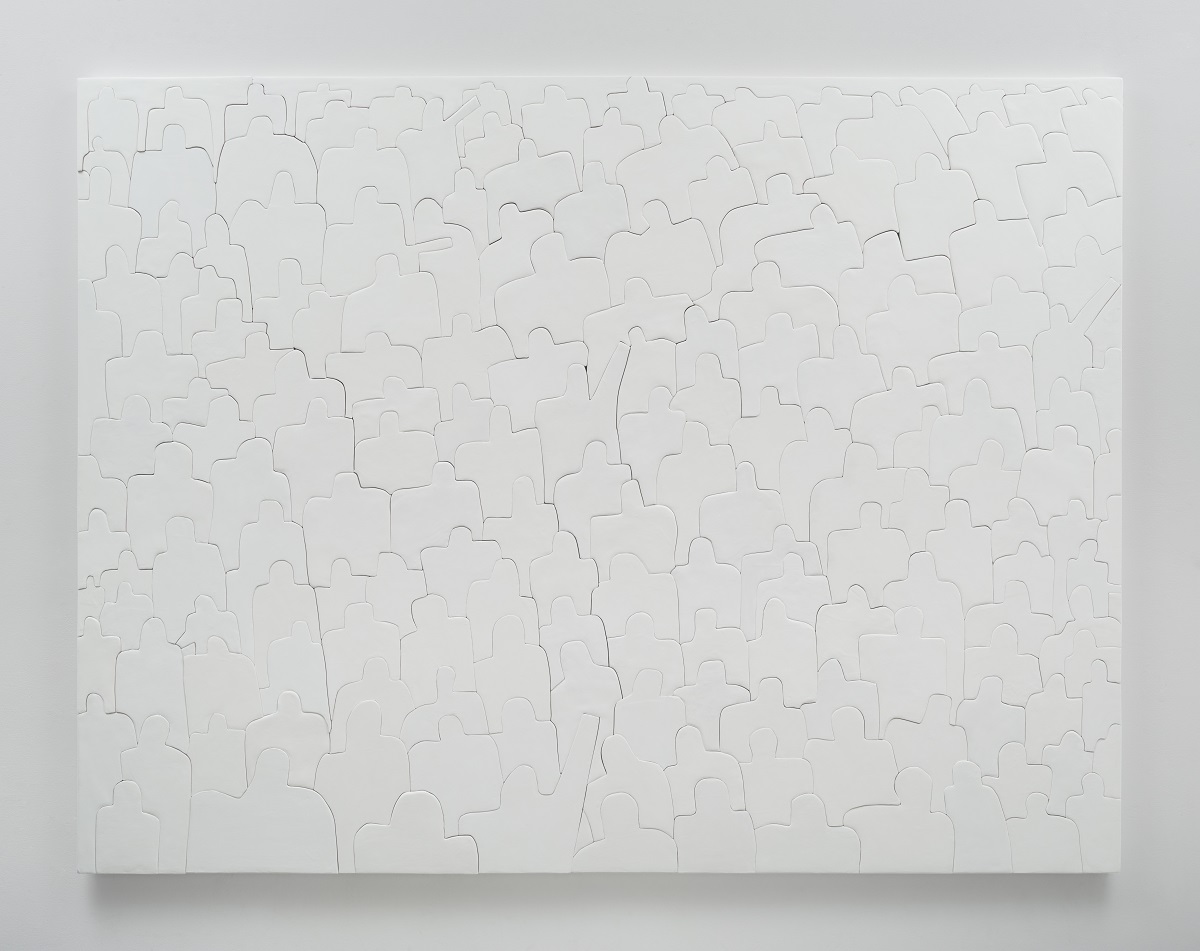 An all-white painting of bust-length silhouettes that fills the entire space to form a crowd.